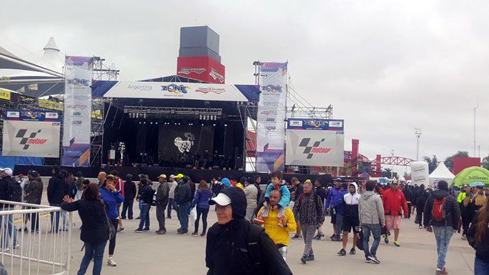 Galeriacutea- en un diacutea de lluvia asiacute se vive el Moto GP de Las Termas