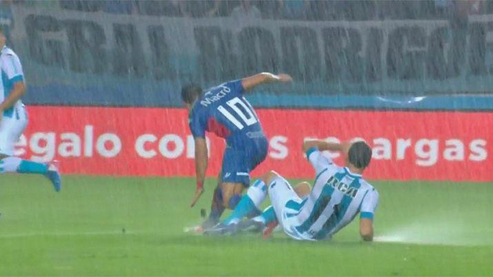 La fuerte lluvia obligoacute a suspender el partido entre Racing y Tigre