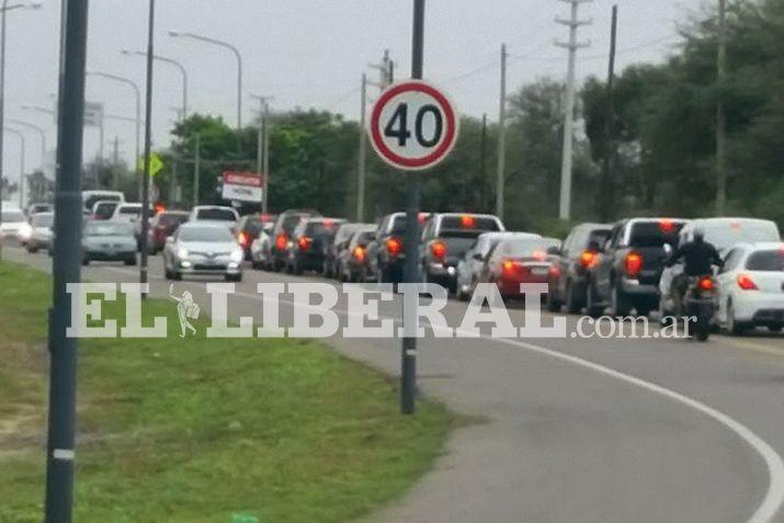 Cientos de vehículos a paso de tortuga se vieron  cuando todo el mundo se dirigía a Las Termas por la ruta 9