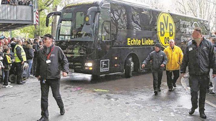 Hubo una explosión en el micro del Dortmund y se suspendió el partido