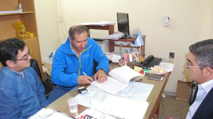 Bomberos Voluntarios La Banda firmoacute un convenio con la Direccioacuten de Traacutensito