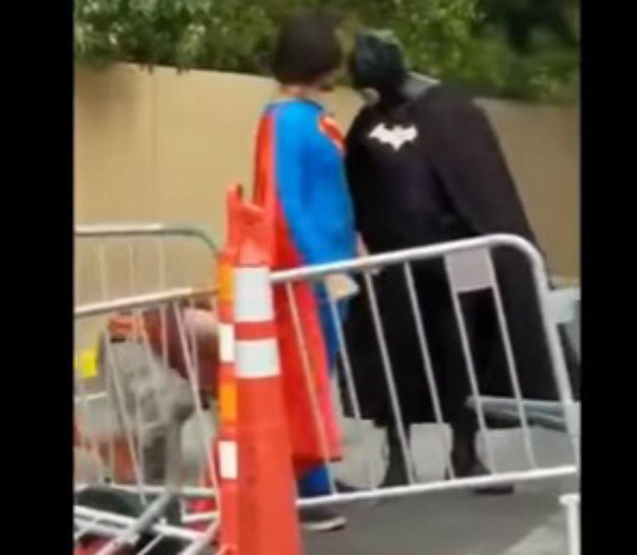 Vagabundo atacoacute a sexualmente a Batman y Superman lo defendioacute