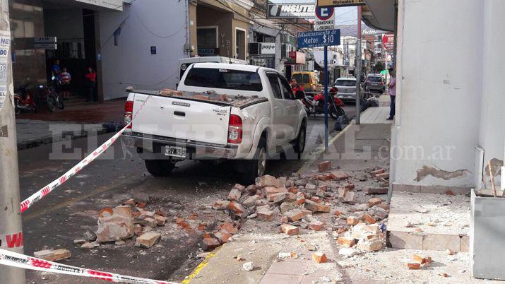 Casi una tragedia- parte de un techo se desprendioacute y cayoacute sobre una camioneta