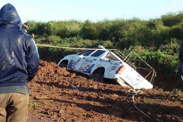 Dos efectivos se salvan de milagro tras un vuelco