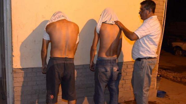 Dos joacutevenes detenidos tras chocar violentamente a un policia