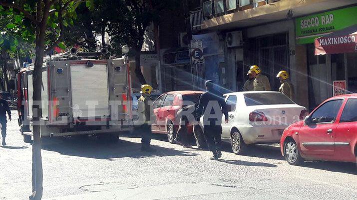 Caos vehicular por un auto con peacuterdida de gas en pleno centro