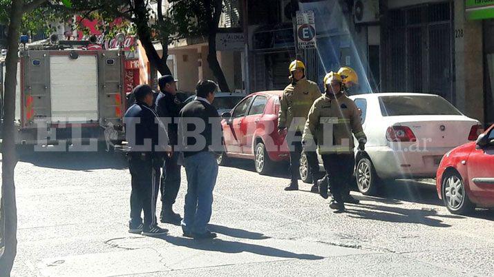 Caos vehicular por un auto con peacuterdida de gas en pleno centro