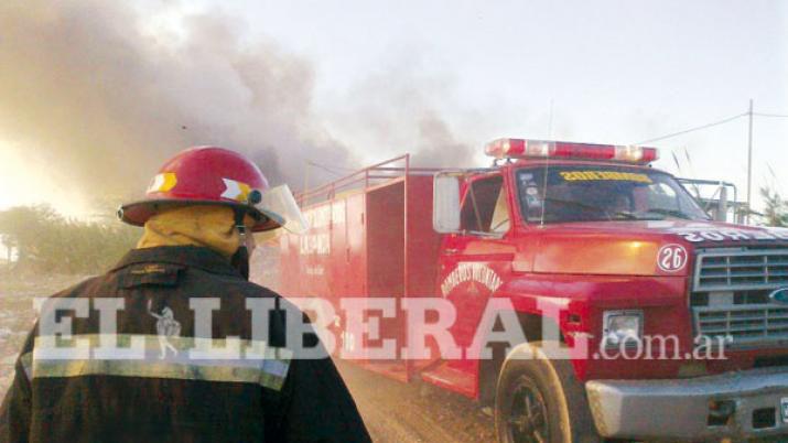 Icantildeo- grave incendio en una desmotadora de algodoacuten