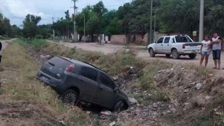 Por una mala maniobra camioneta fue a parar a una acequia