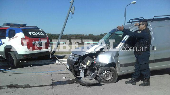 Una camioneta colisionoacute un poste y sufrioacute serios dantildeos