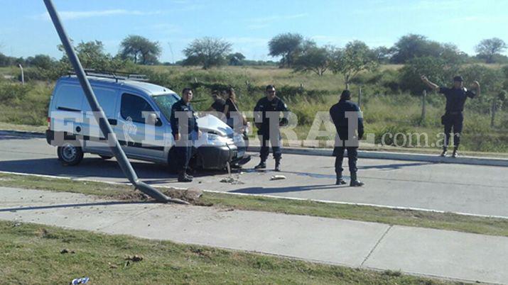 Una camioneta colisionoacute un poste y sufrioacute serios dantildeos