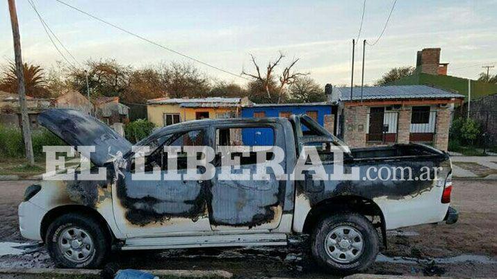 Mientras dormiacutea le prendieron fuego su camioneta