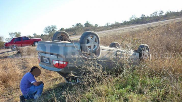 Matrimonio y dos bebeacutes heridos tras vuelco de un auto en R9