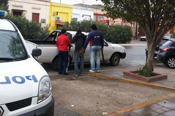 Detienen al sujeto que abusoacute de su vecina al salir de un carnaval y familiares amenazan a la viacutectima 