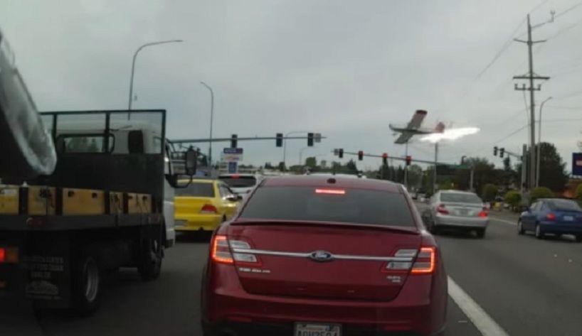 El momento en que una avioneta se estrella en plena autopista