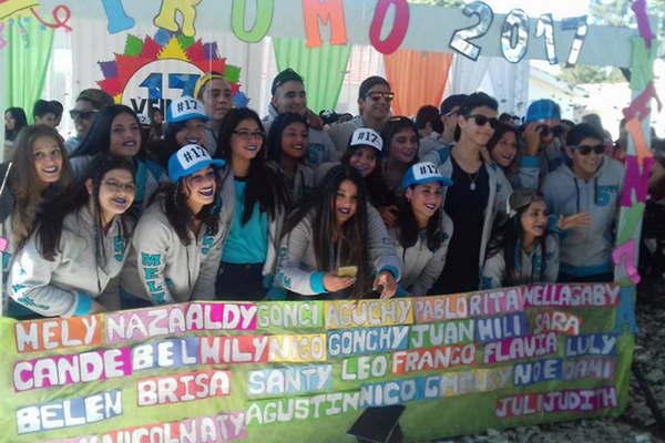 Colorida presentacioacuten de camperas en el colegio Ciudad de Beltraacuten