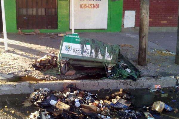 Indignacioacuten por  la destruccioacuten de maacutes contenedores