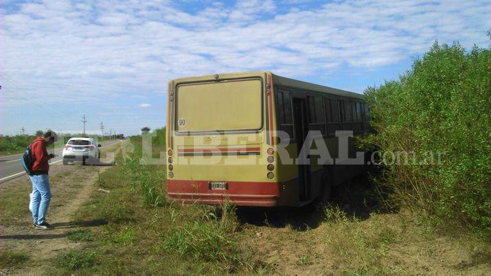 Perdió el control del colectivo y se salió de la ruta