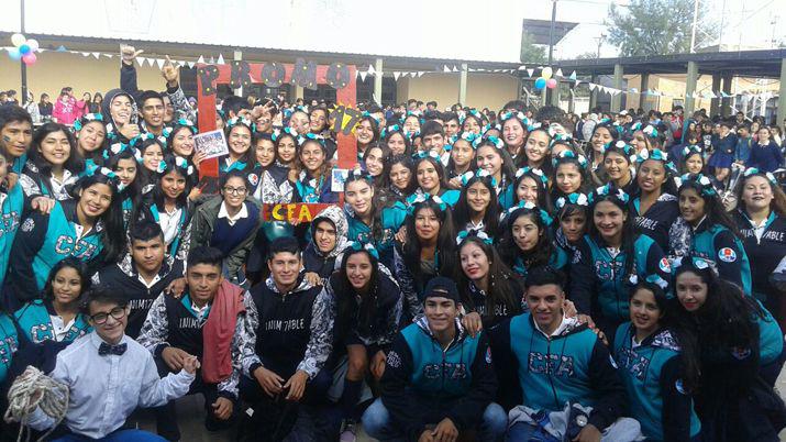 El colegio Ameghino de Añatuya presentó sus camperas