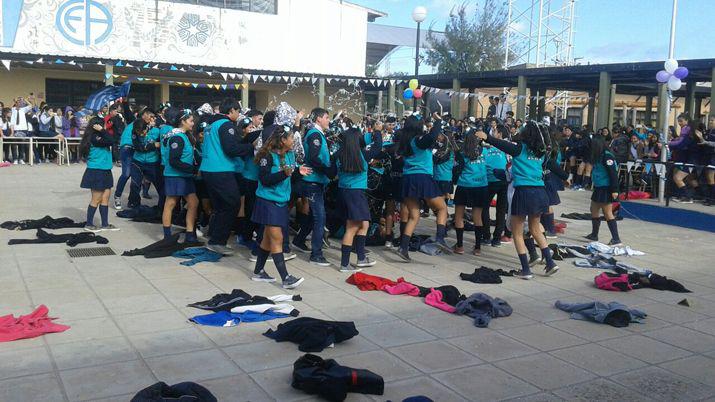 El colegio Ameghino de Antildeatuya presentoacute sus camperas