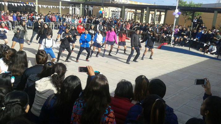 El colegio Ameghino de Antildeatuya presentoacute sus camperas