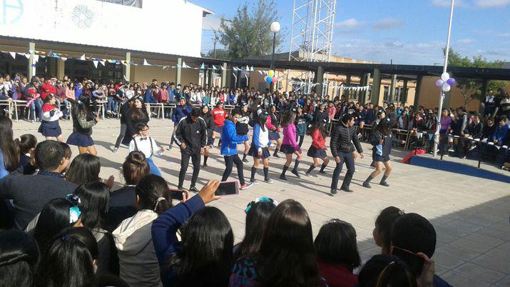 El colegio Ameghino de Antildeatuya presentoacute sus camperas