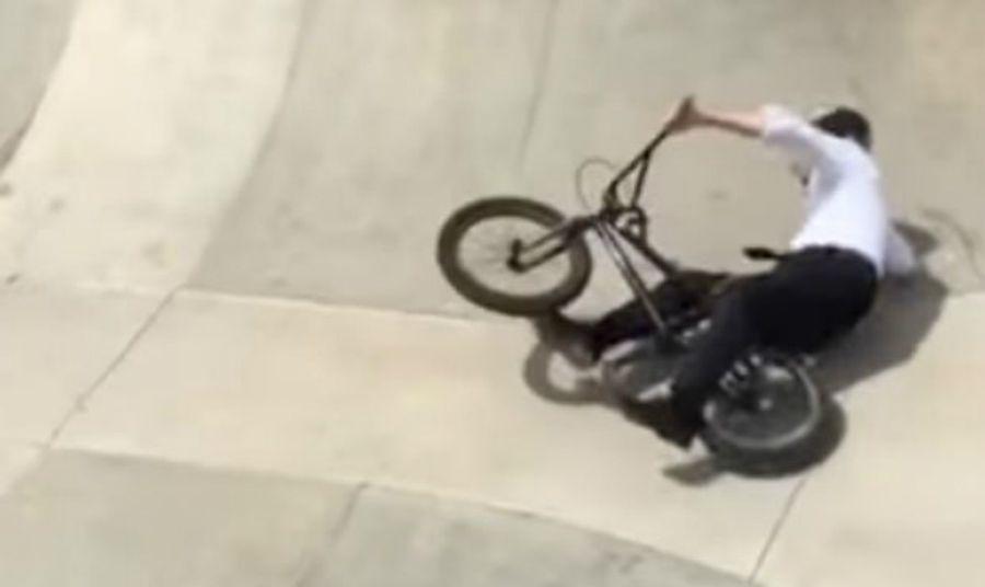 El vergonzoso video de un alcalde que quiso lucirse con una BMX