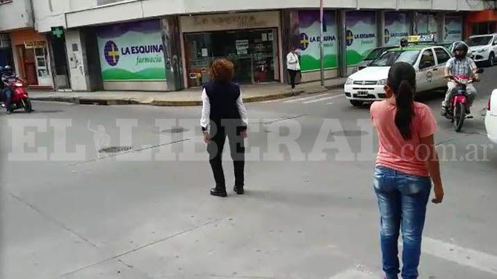 VIDEO  La agente que le pone ritmo al traacutensito de Santiago