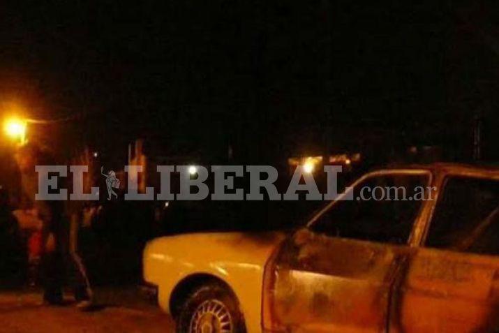 El incendio del auto motivó un amplio operativo