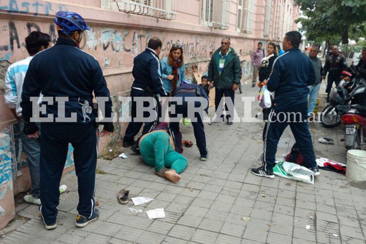 Los sujetos fueron reducidos por efectivos de la Unidad Ciclística Policial En la imagen uno contra la pared y el restante es revisado sobre la vereda