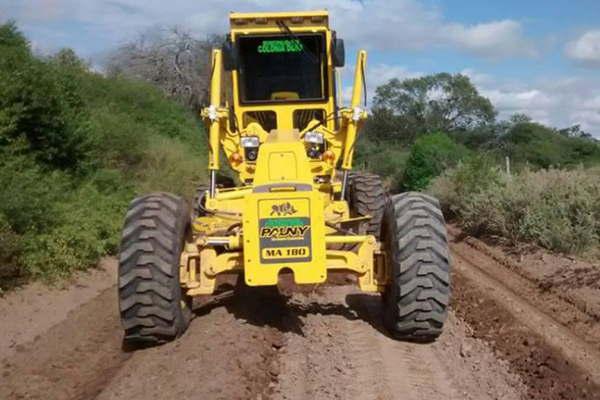 La comuna de Colonia Dora trabaja en la reparacioacuten de caminos vecinales