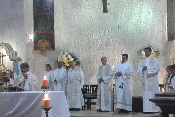 Los bandentildeos acompantildearon y despidieron al padre Alfredo