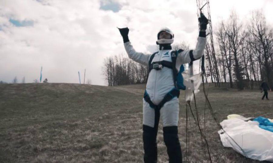 Viral- Un hombre saltoacute en paracaiacutedas desde un dron