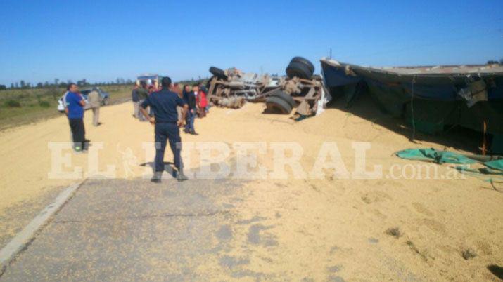 Camión cargado con soja volcó y su conductor terminó herido