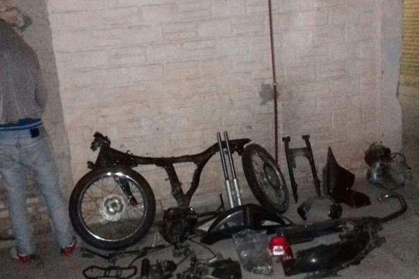 Adolescente roboacute una motocicleta  la desarmoacute y la ocultoacute en el monte