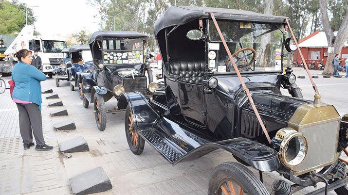 Desfile de autos antiguos en Las Termas