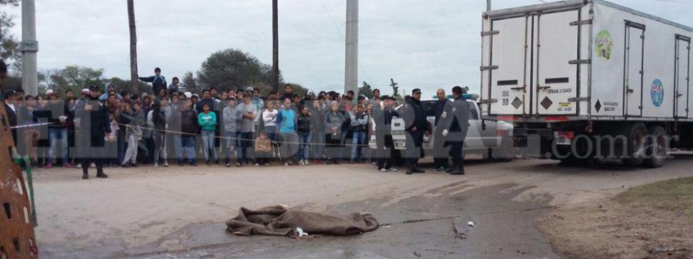 Dos motociclistas de 12 y 14 antildeos murieron aplastados por un camioacuten