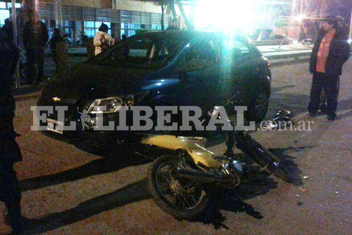 violento accidente entre moto y auto en Añatuya