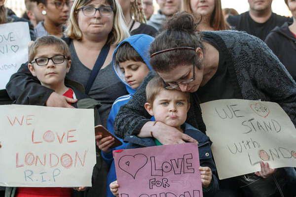 Buscan coacutemplices del ataque en Londres que se adjudicoacute el EI 