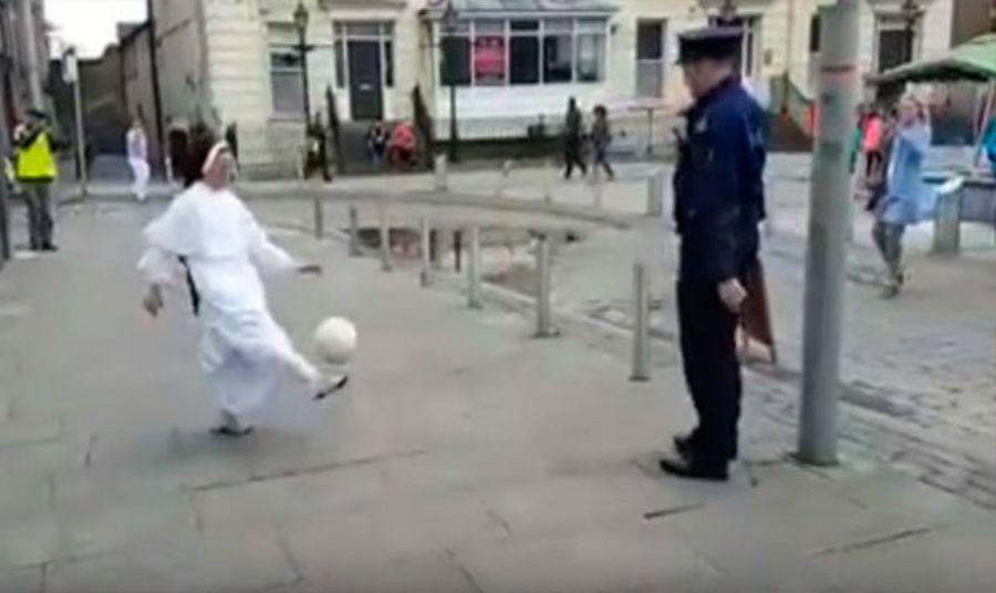 Viral- Monja y policiacutea hacen pataditas en plena calle