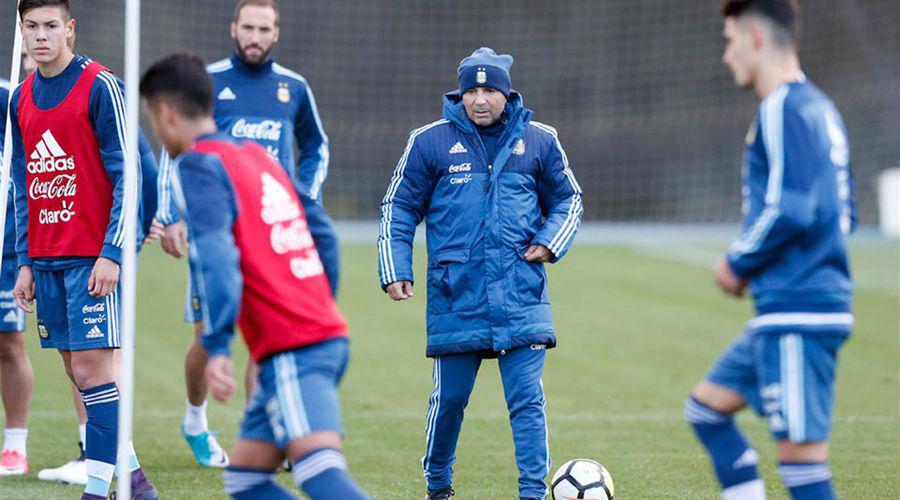 Jorge Sampaoli paroacute un equipo con Joseacute Luis Goacutemez de titular