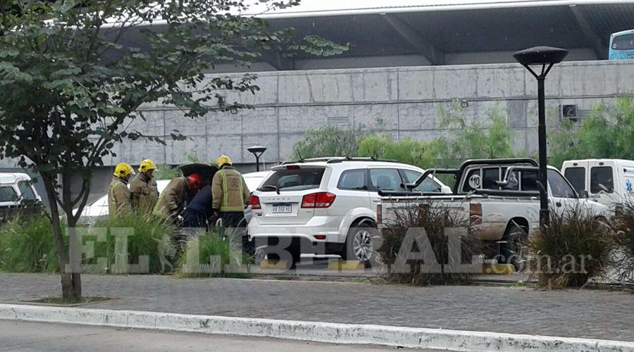 Aparente peacuterdida de gas en un auto movilizoacute a los bomberos