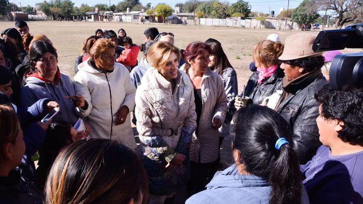 La Gobernadora visitó el club Santa Rosa de Lima