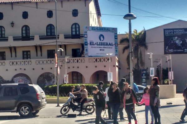 Cientos de turistas  de distintos puntos del paiacutes visitan la Ciudad Spa 