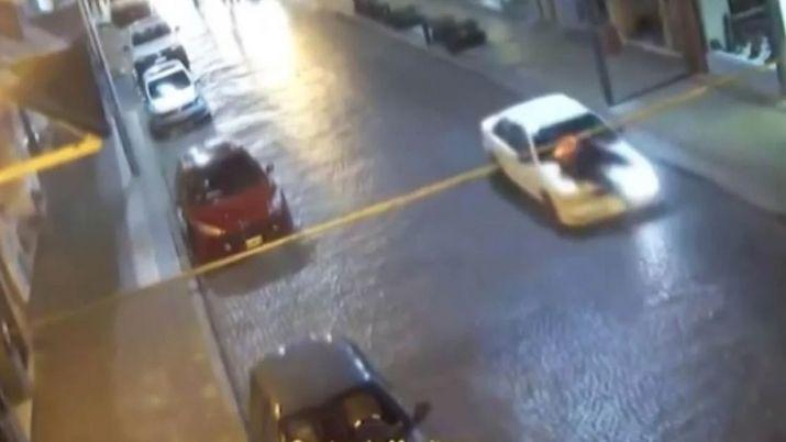 VIDEO  Se llevoacute puesto a un inspector y lo arrastroacute por cuatro cuadras