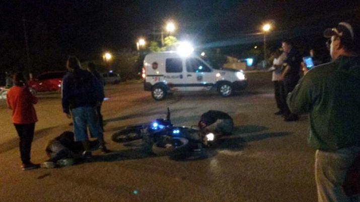 Dos motocicletas chocaron de frente y hay un herido grave