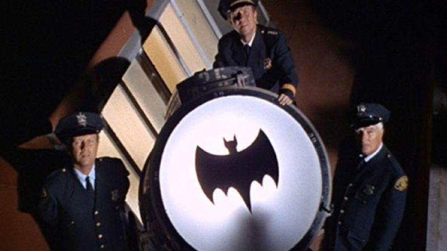 En Los aacutengeles encenderaacuten la bati-sentildeal en honor a Adam West