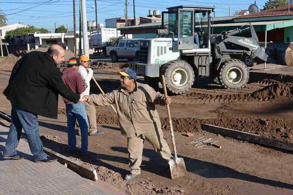 Destacan que la pavimentacioacuten de calles en el barrio Mercantil estaacute en su uacuteltima etapa de ejecucioacuten