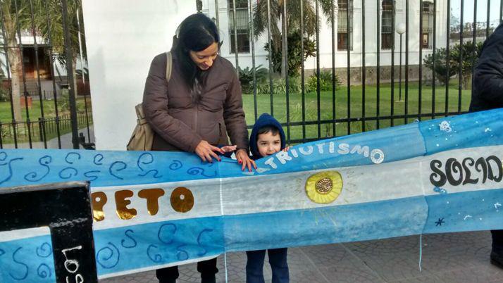 Alumnos del Jardiacuten Nintildeo Jesuacutes del Colegio La Asuncioacuten celebraron el Diacutea de la Bandera