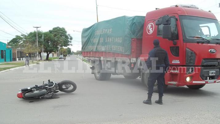 Motociclistas chocaron contra un camión y resultaron heridos